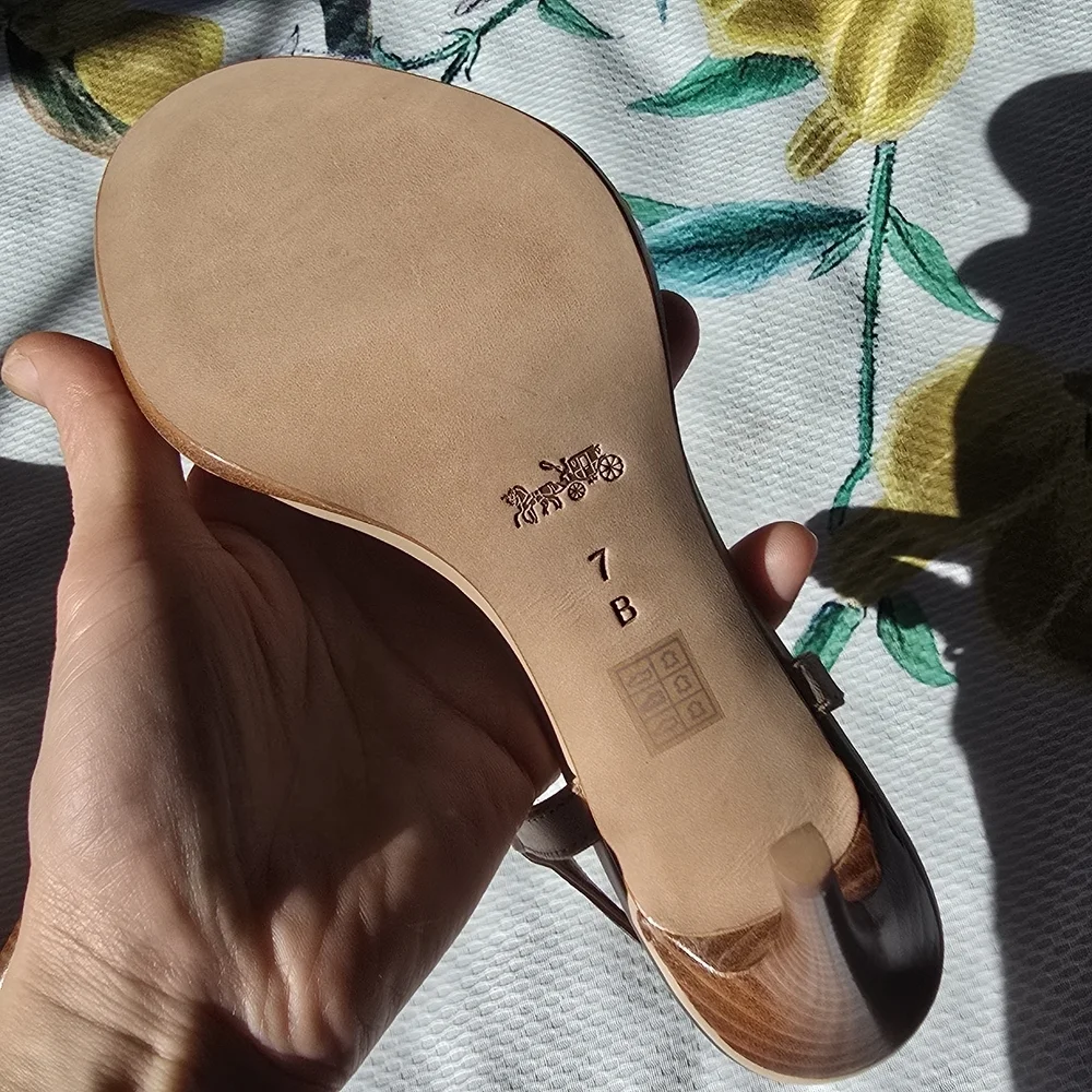 Coach Kalie Soft Shine Calf Heels – Beechwood Nude – Size 7 – Gold Chain Strap